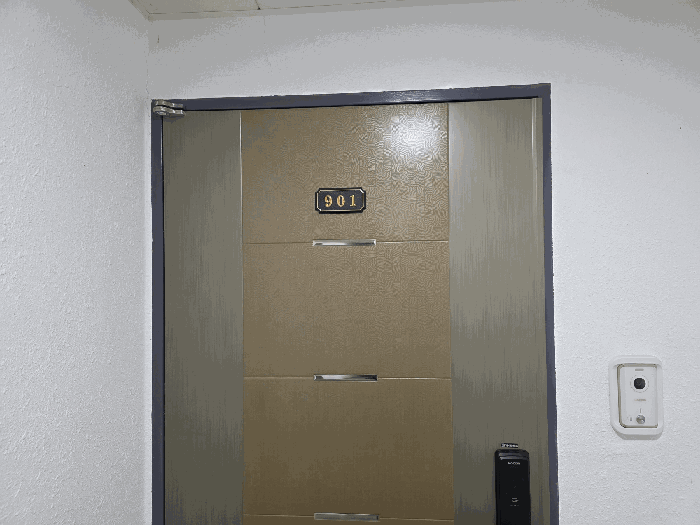 본건 기호 18) 901호 현관문
