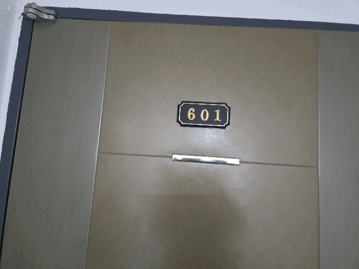 본건 기호 9) 601호 현관문