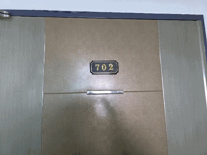 본건 기호 13) 702호 현관문