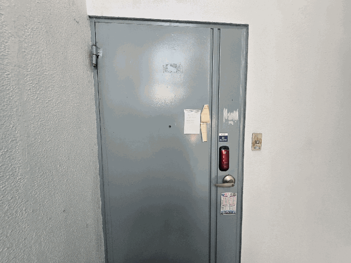 본건 2층 202호(현관)