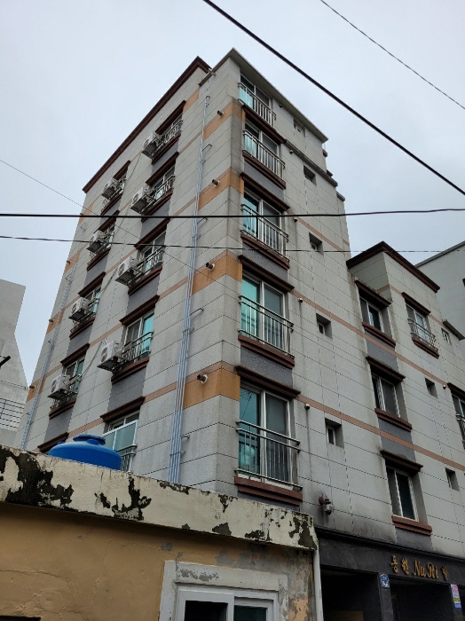 본건 근경(남동에서 북서로)