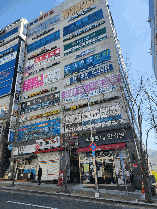 본건1층 공동출입문 전경(남측도로변)