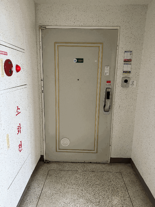 본건 출입문 전경
