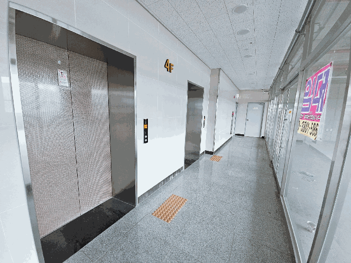 본건 4층 복도
일련번호 2),3)