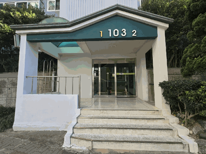 103동 B1 공동 출입구 전경