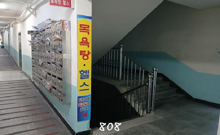 본건 지하 1층 출입구 전경
