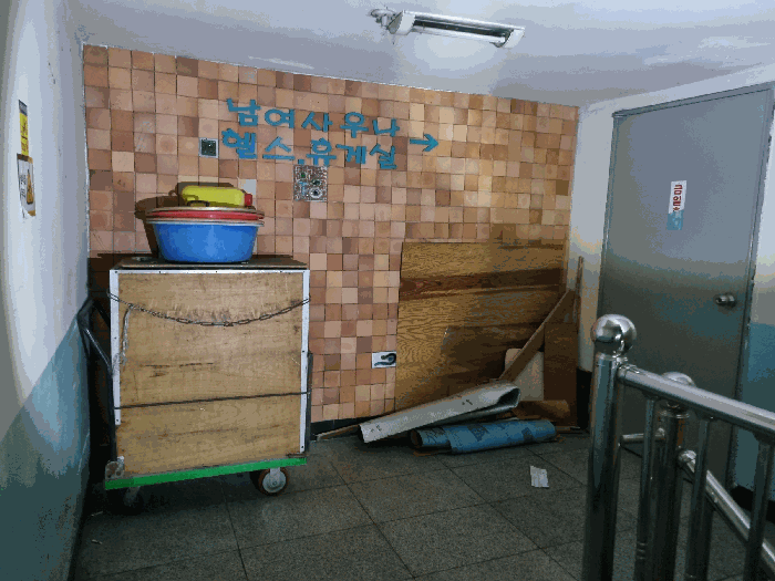본건출입구(A)