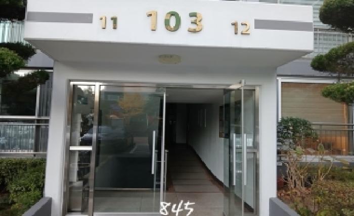 본건 1층 공동 출입구 전경