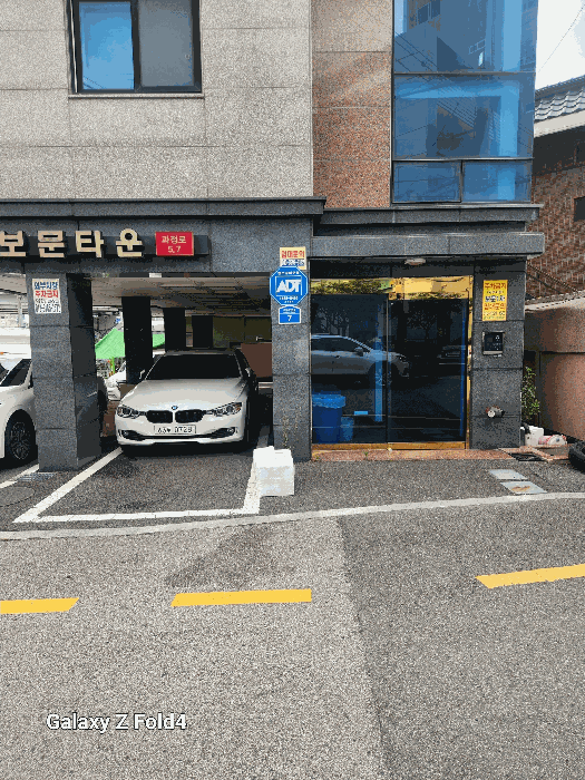 본건 출입구