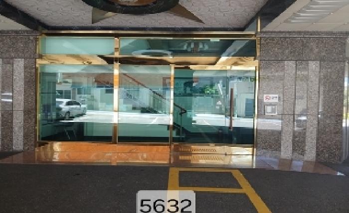본건 공동 현관앞 전경