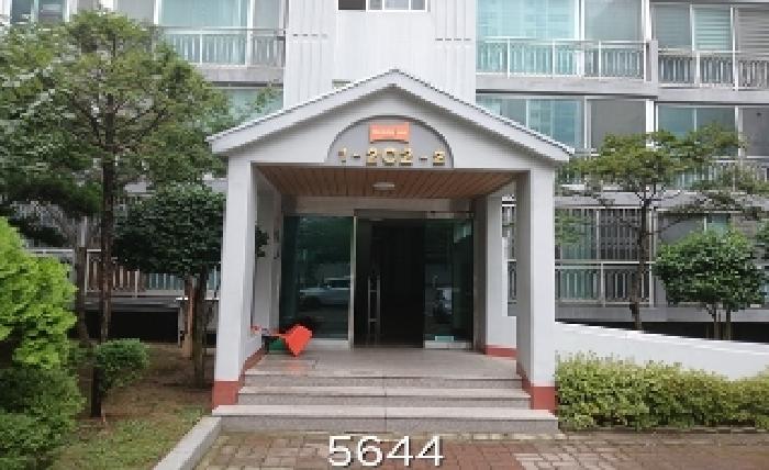 본건 공동 현관앞 전경