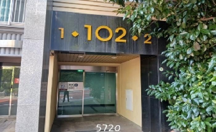본건 공동 현관앞 전경
