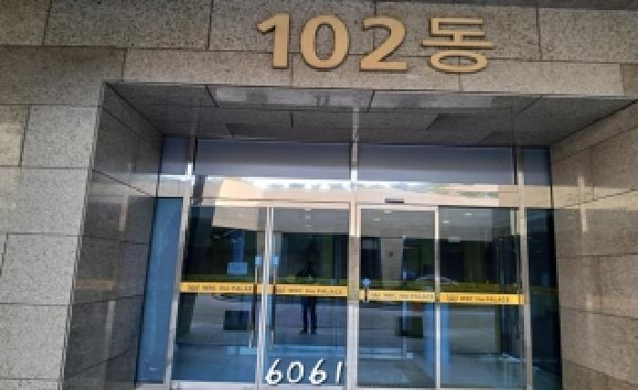 본건 1층 공동 출입구 전경