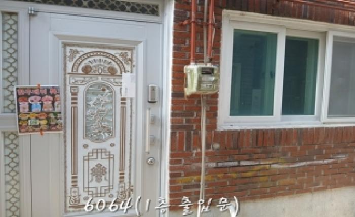 본건 1층 출입문