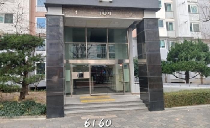본건 1층 공동 출입구 전경
