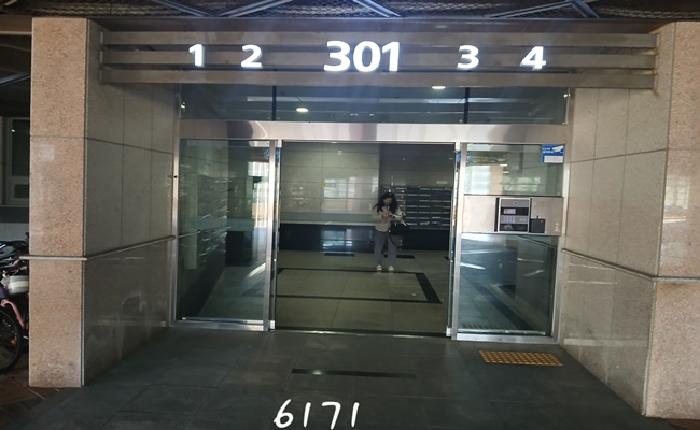 본건 공동 출입구 전경