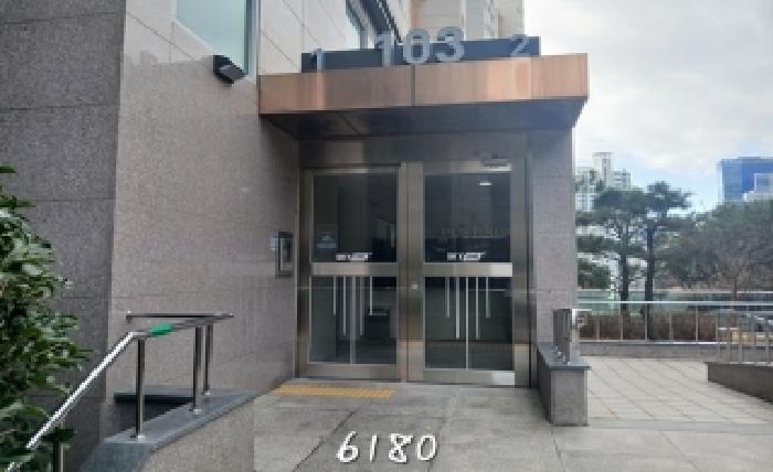 본건 1층 공동 출입구 전경