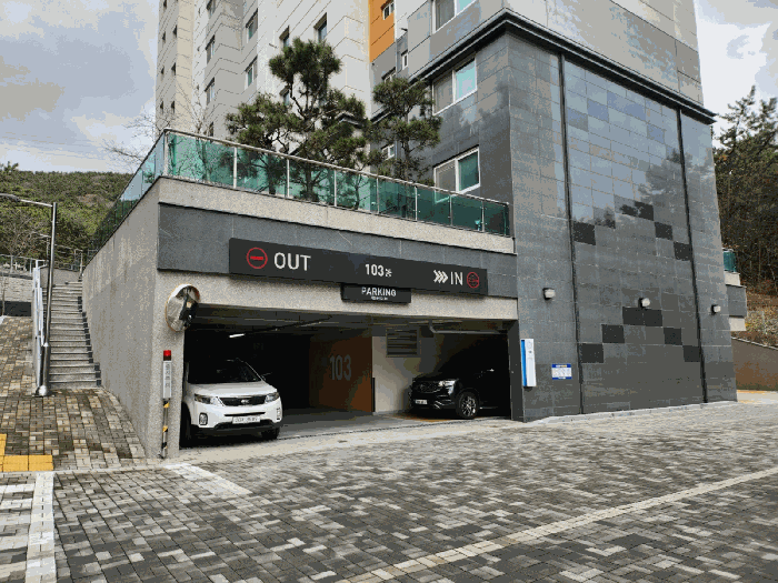 1층 주차장 입구 전경