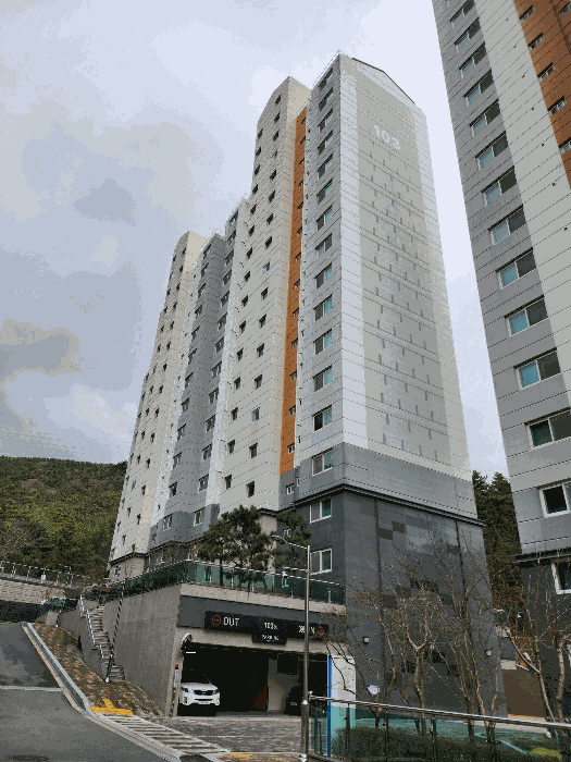 본건 103동 외부전경(단지내에서 촬영)