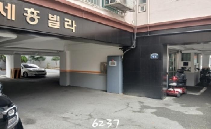 본건 건물 1층 공동 출입구 전경