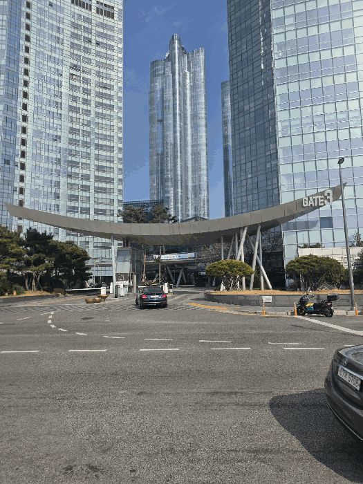 본건 출입구