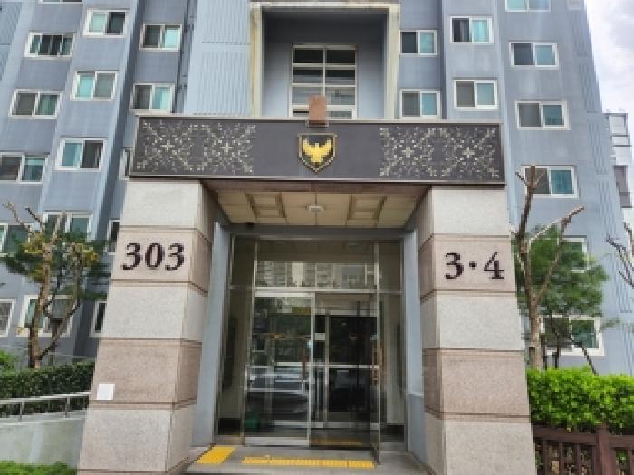 본건 소재 건물 공동출입문