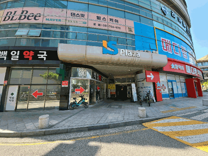 본건 1층 출입문