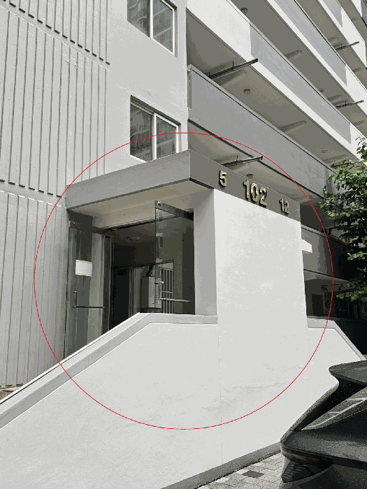본건 공동 현관