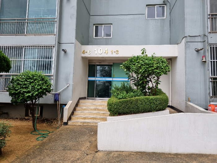 104동 1층 출입구 전경