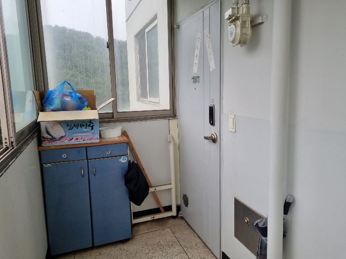 본건 출입문 전경