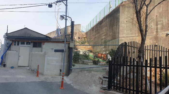 본건 전경(사진 왼편 제시외 건물)