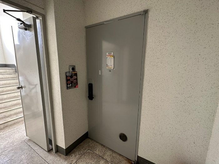 본건 현관문(1동 404호)