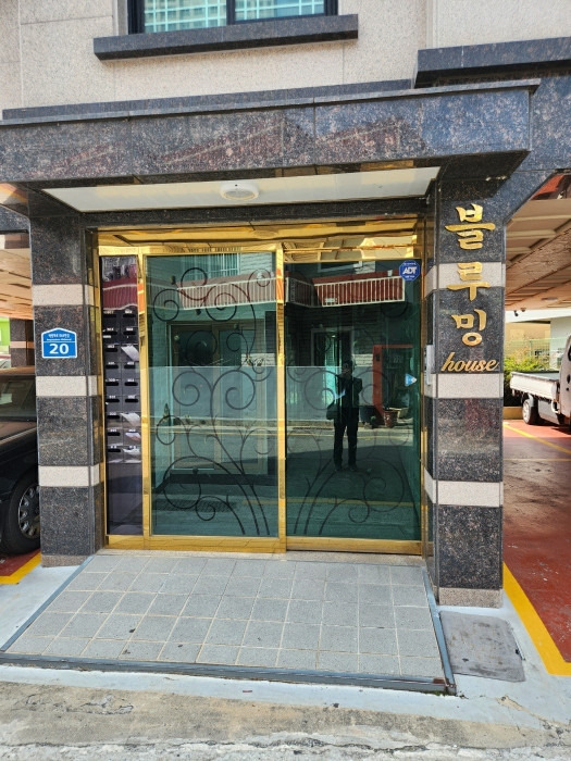 본건 출입구