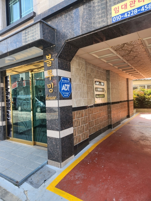 본건 출입구