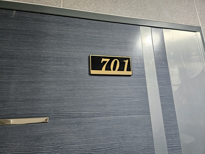 본건 기호 11) 701호 현관문