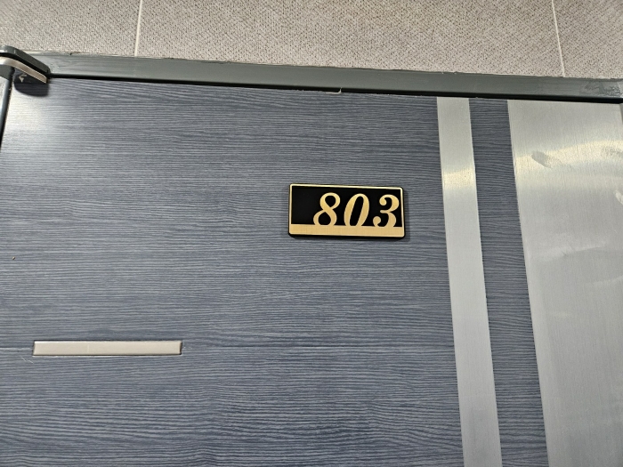 본건 기호 16) 803호 현관문