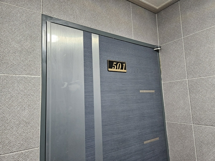 본건 기호 7) 501호 현관문