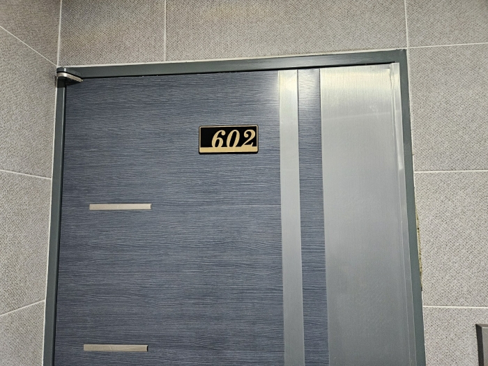 본건 기호 10) 602호 현관문