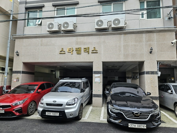 본건 1층 공동출입구 및 주차장 전경