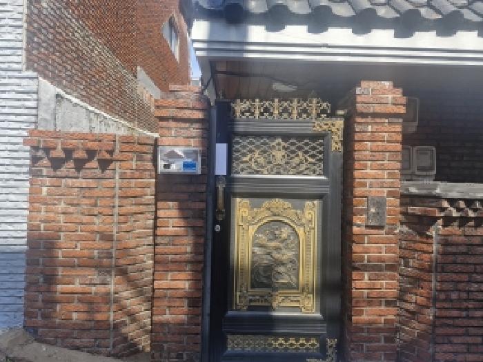 본건 2층 출입문 현황(폐문)