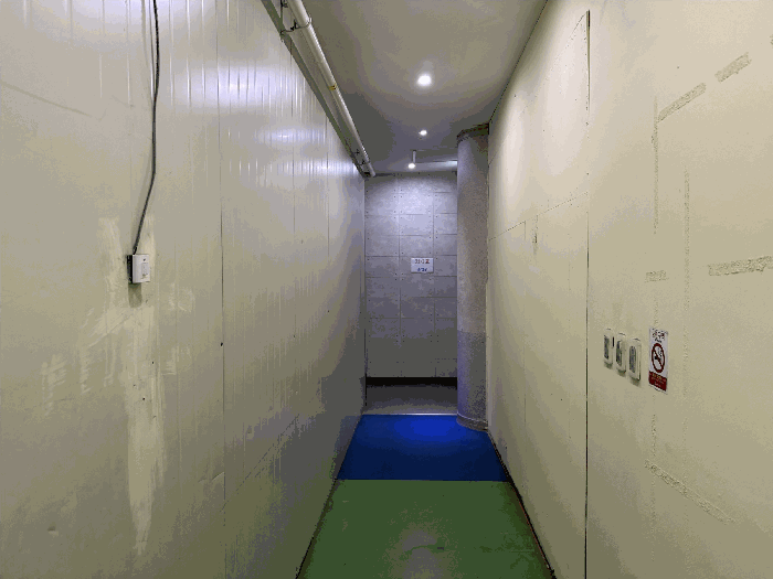 본건(210호 출입구 부분)