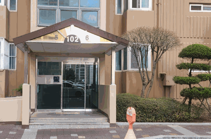 본건출입구(공용)