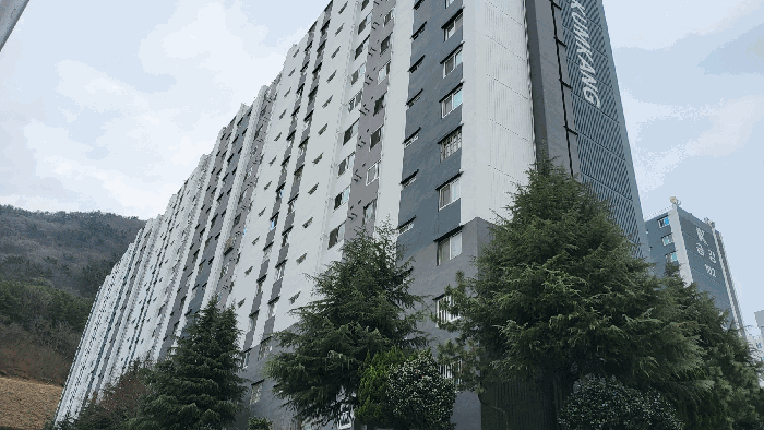 서측에서 촬영(본건: 금강아파트 103동 3층 301호)