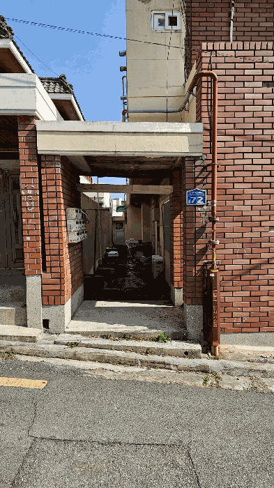 본건 출입구