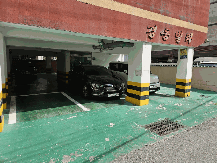 본건 1층 출입구 및 주차장