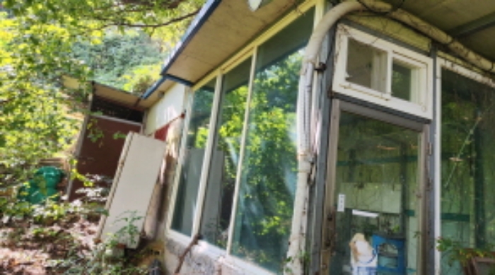 부동산의 표시 2. - 제시외 철골조 키스톤지붕 단층 건물 1동.