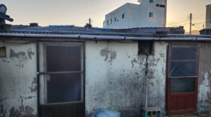 부동산의 표시 3. 지상 제시외 브로크조 스레트지붕 단층주택 1동