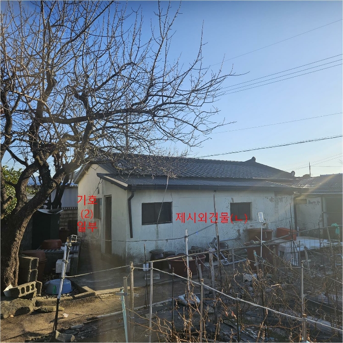 기호(2) 일부 및 제시외건물(ㄴ)(북측에서 촬영)