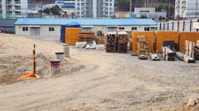 부동산의 표시 26, 39. 지상 제시외 경량철골조 키스톤 지붕 단층식당 1동 및