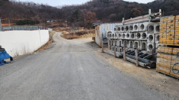 부동산의 표시 47과 부동산의 표시 32.의 제시외 컨테이너박스 1동과 유로폼 등